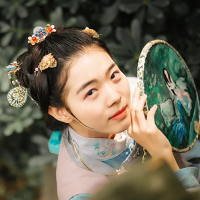 秋風(fēng)帶團扇少女頭像，唯美古風(fēng)真人頭像