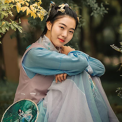 秋風(fēng)帶團扇少女頭像，唯美古風(fēng)真人頭像