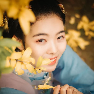 秋風(fēng)帶團扇少女頭像，唯美古風(fēng)真人頭像