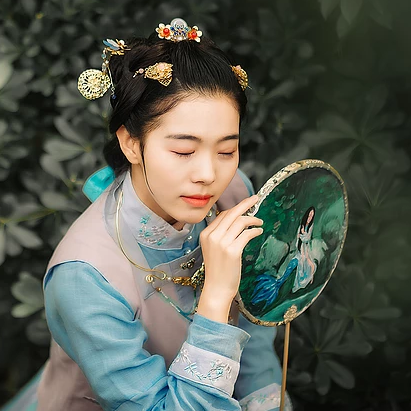 秋風(fēng)帶團扇少女頭像，唯美古風(fēng)真人頭像