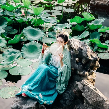 夏日荷塘帶團(tuán)扇少女頭像，唯美古風(fēng)真人頭像