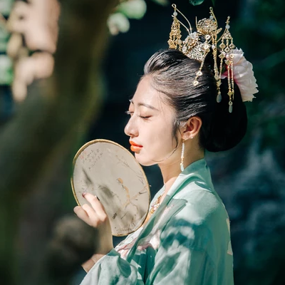 夏日荷塘帶團(tuán)扇少女頭像，唯美古風(fēng)真人頭像