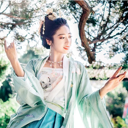 夏日荷塘帶團(tuán)扇少女頭像，唯美古風(fēng)真人頭像