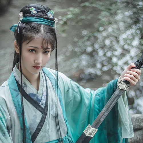 青玉流帶劍少女頭像，唯美古風(fēng)真人頭像