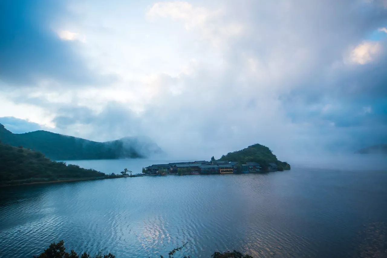 瀘沽湖·野火集，時(shí)光匆忙別錯(cuò)過(guò)年輕的瘋狂