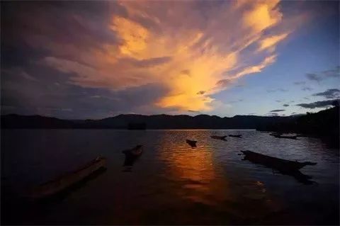 瀘沽湖·野火集，時光匆忙別錯過年輕的瘋狂