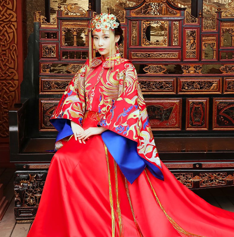 古典高貴刺繡新娘禮服，拖尾結(jié)婚中式禮服