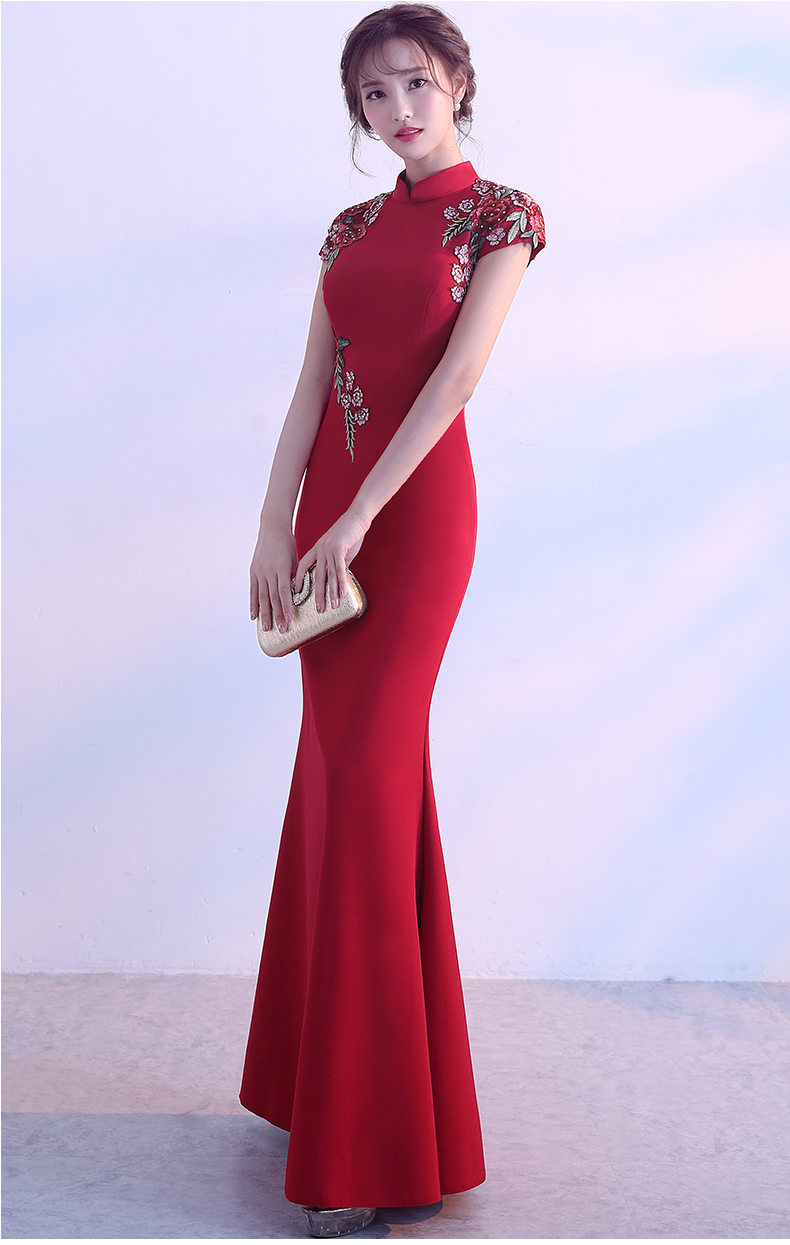 紅色刺繡貼花中式禮服，修身魚(yú)尾長(zhǎng)款晚禮服
