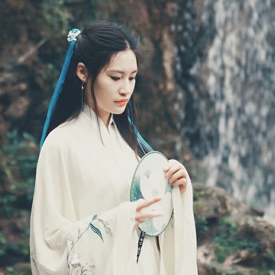 蒙眼帶團(tuán)扇女子頭像，唯美古風(fēng)真人頭像