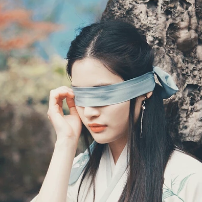 蒙眼帶團(tuán)扇女子頭像，唯美古風(fēng)真人頭像