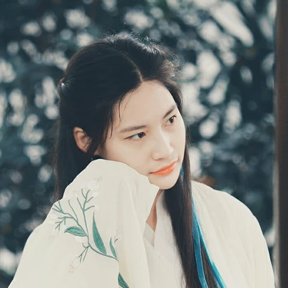 蒙眼帶團(tuán)扇女子頭像，唯美古風(fēng)真人頭像