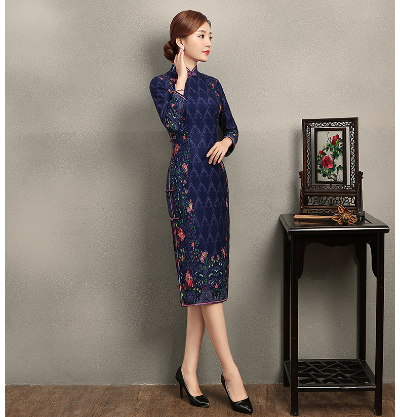 立領(lǐng)圓襟花扣旗袍，印花修身旗袍裙
