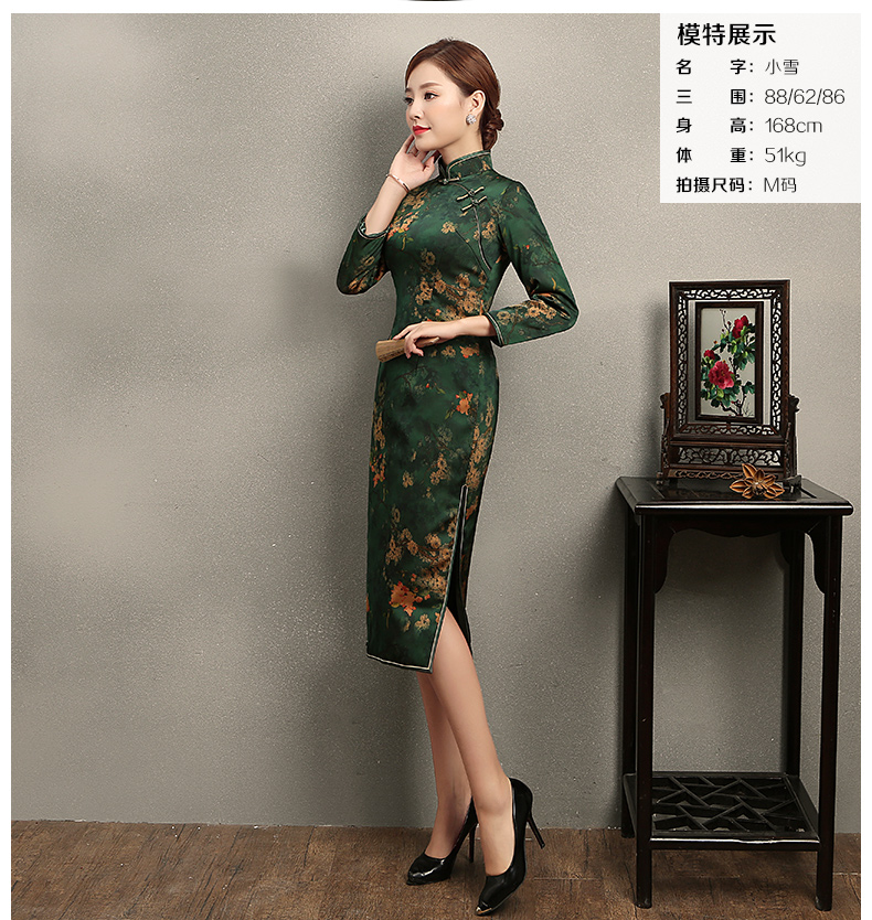 立領(lǐng)斜襟一字扣旗袍，印花修身旗袍裙