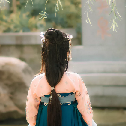 柳葉下放風(fēng)箏女生頭像，唯美古風(fēng)真人頭像