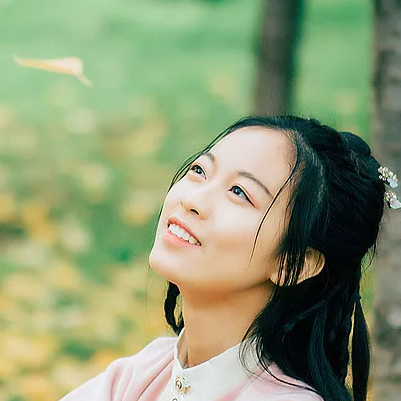 落葉飄粉衣女生頭像，唯美古風真人頭像