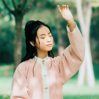 落葉飄粉衣女生頭像，唯美古風真人頭像