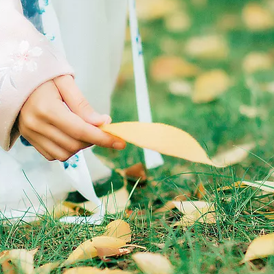 落葉飄粉衣女生頭像，唯美古風真人頭像