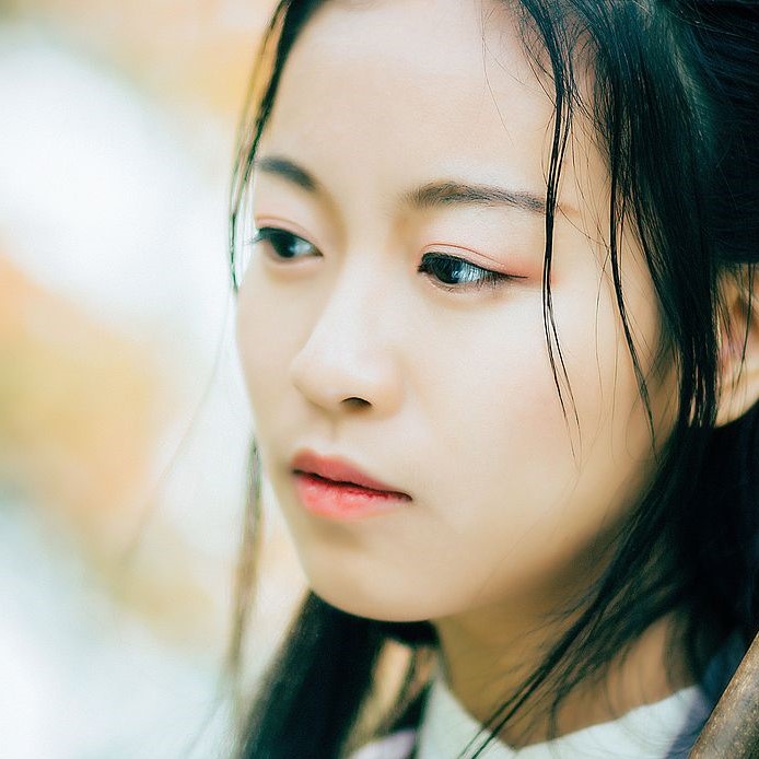 落葉飄粉衣女生頭像，唯美古風真人頭像