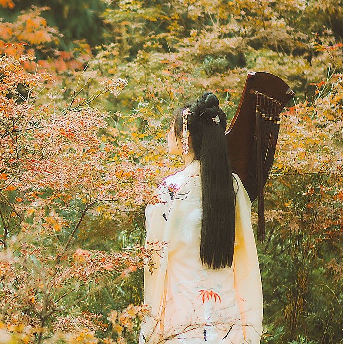 楓葉彈琴帶折扇女生頭像，唯美古風(fēng)真人頭像
