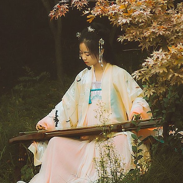 楓葉彈琴帶折扇女生頭像，唯美古風(fēng)真人頭像