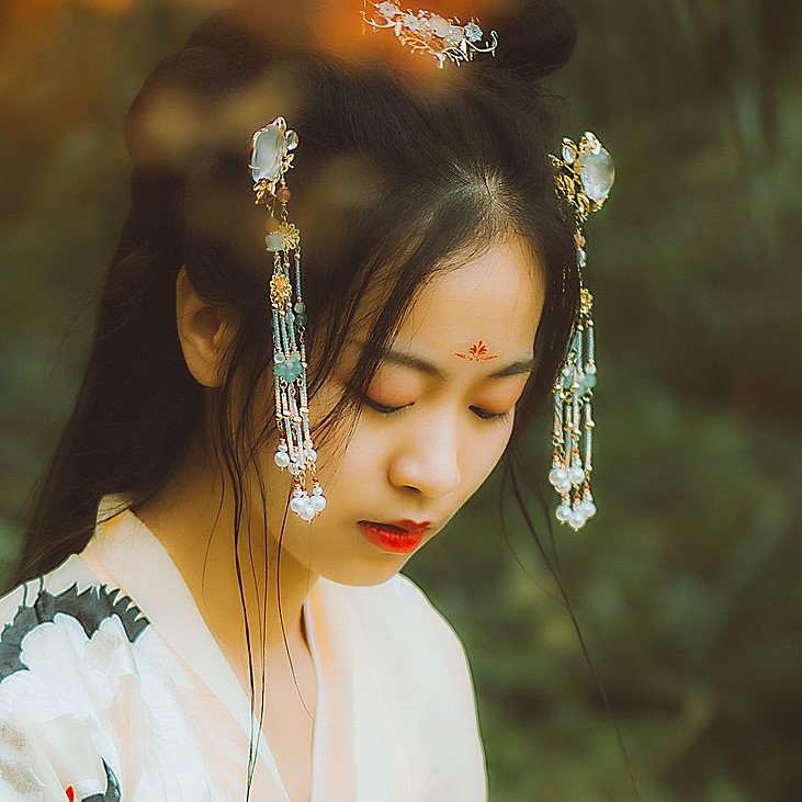 楓葉彈琴帶折扇女生頭像，唯美古風(fēng)真人頭像