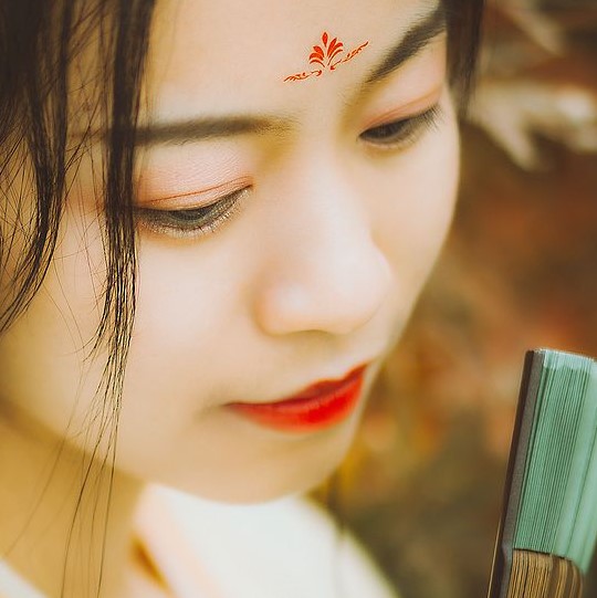 楓葉彈琴帶折扇女生頭像，唯美古風(fēng)真人頭像