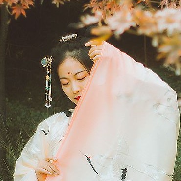 楓葉彈琴帶折扇女生頭像，唯美古風(fēng)真人頭像