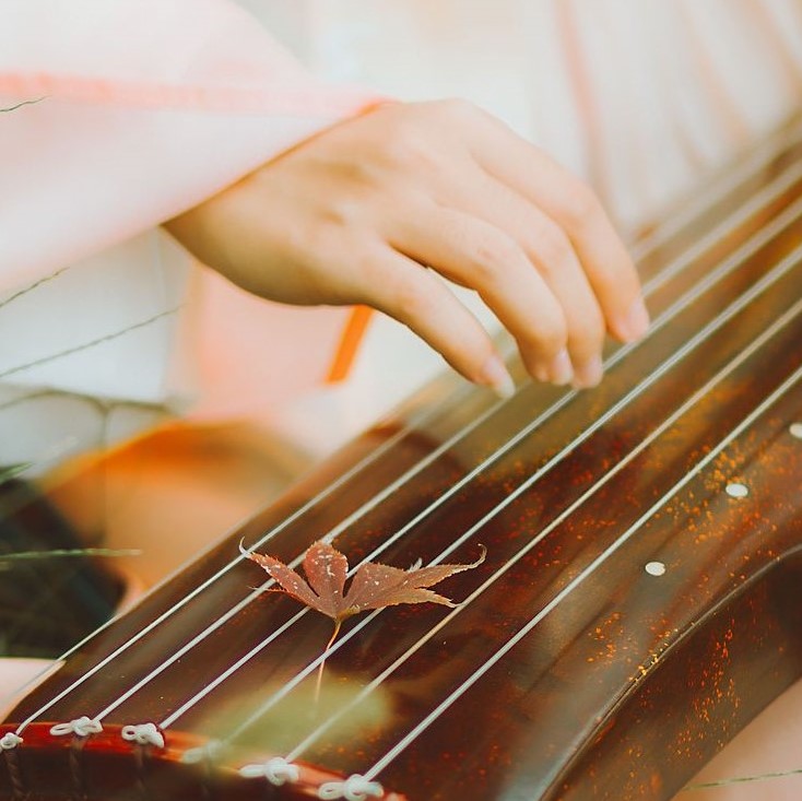 楓葉彈琴帶折扇女生頭像，唯美古風(fēng)真人頭像