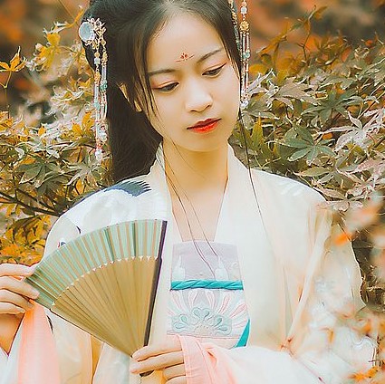 楓葉彈琴帶折扇女生頭像，唯美古風(fēng)真人頭像