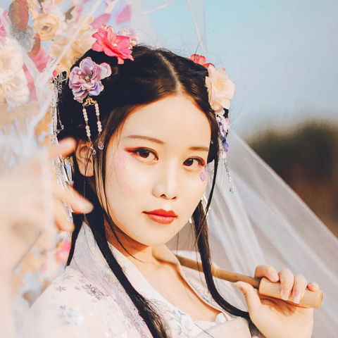 嬌艷帶傘女生頭像，唯美古風(fēng)真人頭像