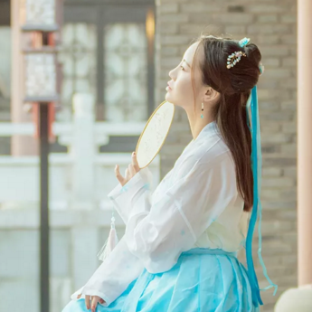 清新帶傘團扇女生頭像，唯美古風(fēng)真人頭像