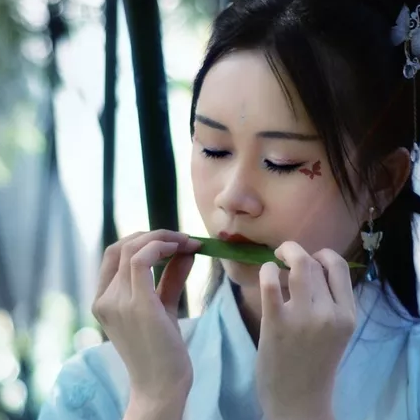 竹林帶團扇女生頭像，唯美古風真人頭像