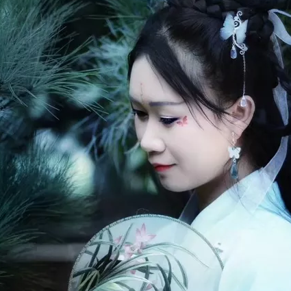 竹林帶團扇女生頭像，唯美古風真人頭像