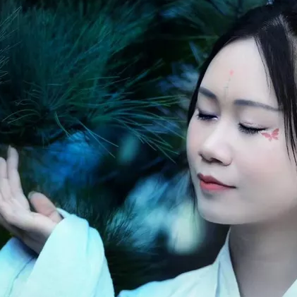 竹林帶團扇女生頭像，唯美古風真人頭像