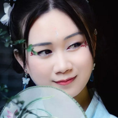 竹林帶團扇女生頭像，唯美古風真人頭像