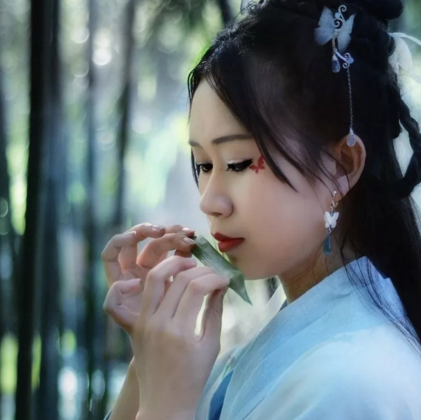 竹林帶團扇女生頭像，唯美古風真人頭像