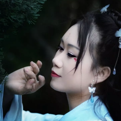 竹林帶團扇女生頭像，唯美古風真人頭像