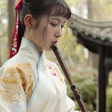 霸氣吹笛女生頭像，唯美古風真人頭像