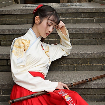 霸氣吹笛女生頭像，唯美古風真人頭像