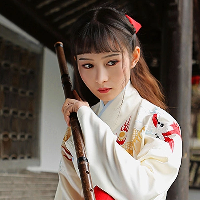 霸氣吹笛女生頭像，唯美古風真人頭像