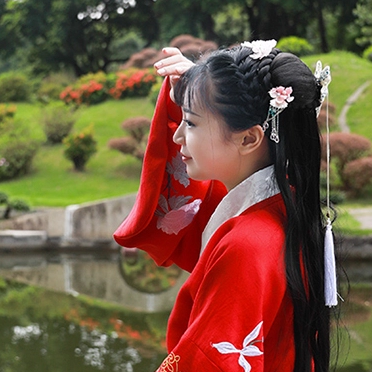 鮮艷紅衣女生頭像，唯美古風(fēng)真人頭像