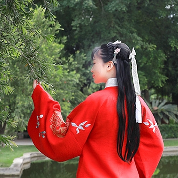 鮮艷紅衣女生頭像，唯美古風(fēng)真人頭像