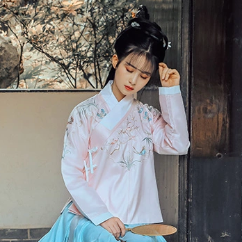 漢服帶團(tuán)扇女生頭像，唯美古風(fēng)真人頭像