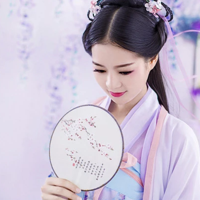飄逸紫衣帶團(tuán)扇女生頭像，唯美古風(fēng)真人頭像