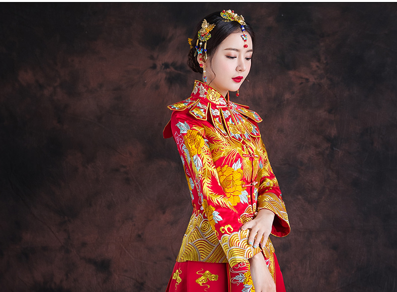 紅色長(zhǎng)款拖尾中式禮服，精美刺繡新娘結(jié)婚禮服