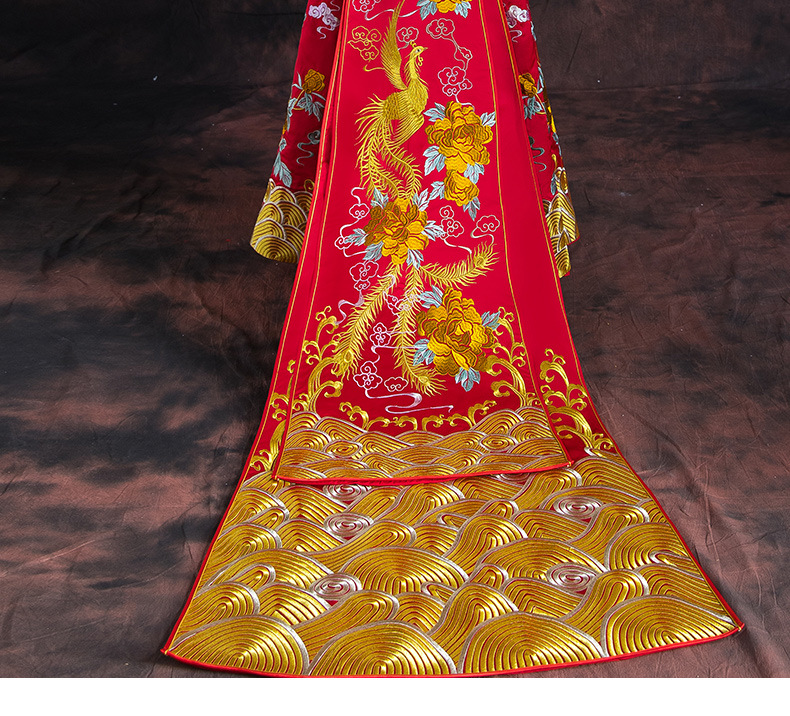 紅色長(zhǎng)款拖尾中式禮服，精美刺繡新娘結(jié)婚禮服
