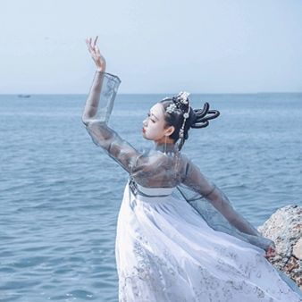 兩組齊胸襦裙?jié)h服女子頭像，唯美古風真人頭像