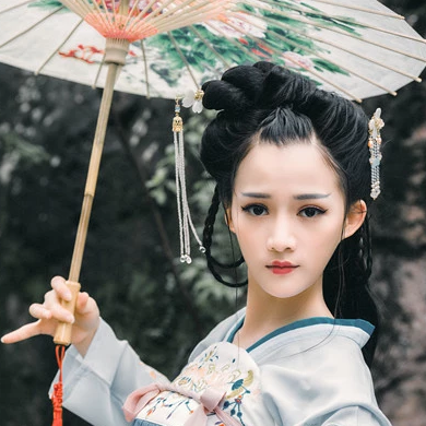 兩組齊胸襦裙?jié)h服女子頭像，唯美古風真人頭像