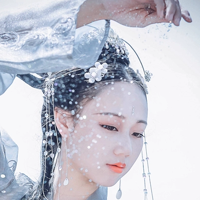 兩組齊胸襦裙?jié)h服女子頭像，唯美古風真人頭像