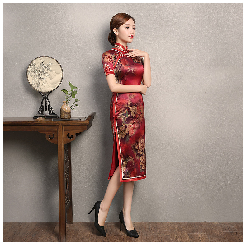 紅色復(fù)古風(fēng)情旗袍，短袖印花旗袍裙